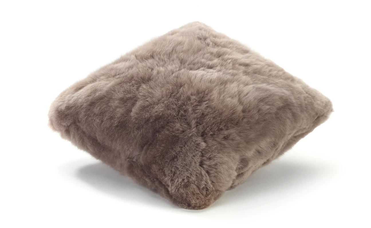 WEICH Couture Alpaca Kissen NUBE - Dark Champagne, 50x50 cm, Royal Alpaca Fell, hypoallergen, doppelseitig, edel & nachhaltig. WEICH Couture Alpaca Kissen NUBE - Dark Champagne, 50x50 cm, Royal Alpaca Fell, hypoallergen, doppelseitig, edel & nachhaltig.