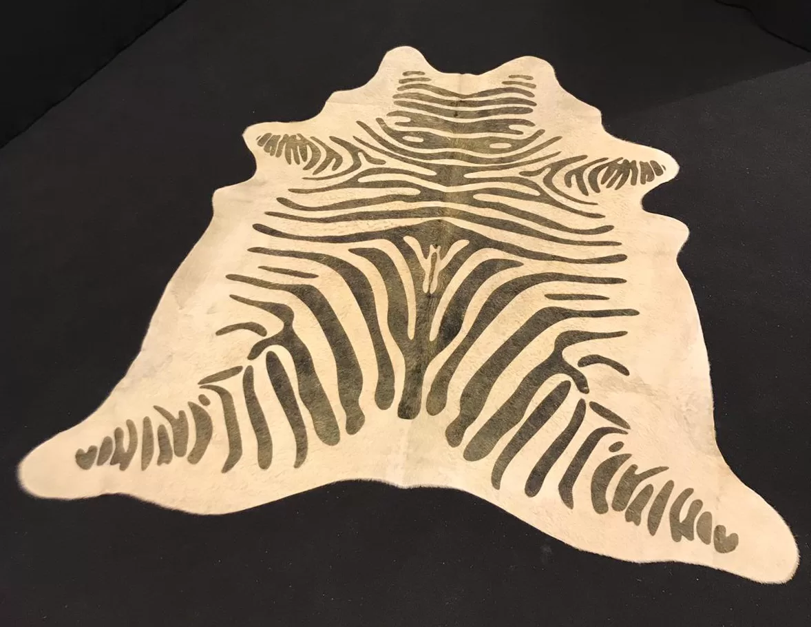 Novoline Zebra Designfell - Einzigartiges Dekofell für Wohnzimmer, Flur & Badezimmer - Südamerikanische Qualität, vielseitig & stilvoll Novoline Zebra Designfell - Einzigartiges Dekofell für Wohnzimmer, Flur & Badezimmer - Südamerikanische Qualität, vielseitig & stilvoll