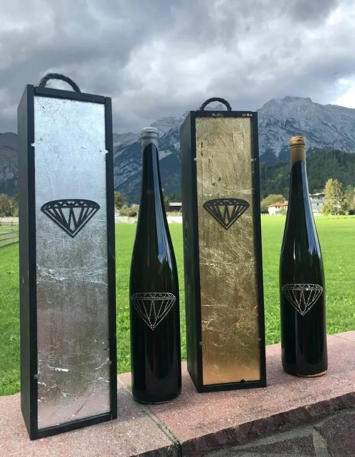 Novoline Wine Silber Limited Edition 2020 - 1,5L Magnum, 2 Gläser „Diamonds“, Holzkiste mit Blattsilber, 14,5% Vol., nur 100 Flaschen! Novoline Wine Silber Limited Edition 2020 - 1,5L Magnum, 2 Gläser „Diamonds“, Holzkiste mit Blattsilber, 14,5% Vol., nur 100 Flaschen!