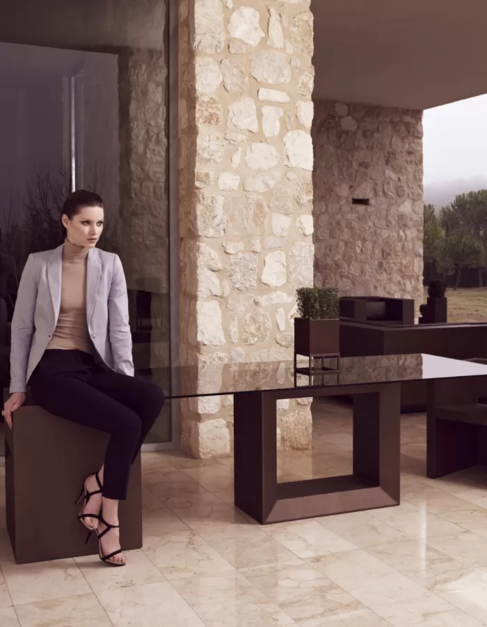 Novoline Outdoor Tischszene „Vela“ by VONDOM – Modulares Design, kombinierbar mit 1 Stuhl, stilvolle Gartenmöbel, leicht und elegant Novoline Outdoor Tischszene „Vela“ by VONDOM – Modulares Design, kombinierbar mit 1 Stuhl, stilvolle Gartenmöbel, leicht und elegant