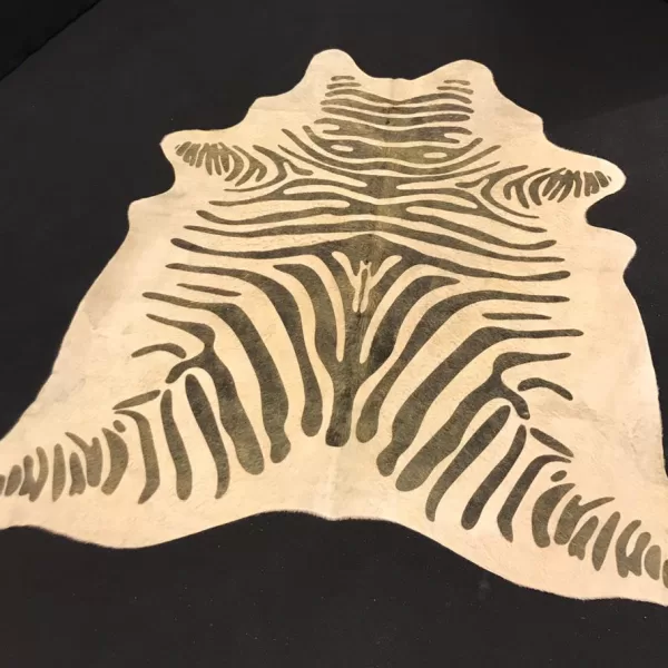 Novoline Zebra Designfell - Einzigartiges Dekofell für Wohnzimmer, Flur & Badezimmer - Südamerikanische Qualität, vielseitig & stilvoll Novoline Zebra Designfell - Einzigartiges Dekofell für Wohnzimmer, Flur & Badezimmer - Südamerikanische Qualität, vielseitig & stilvoll