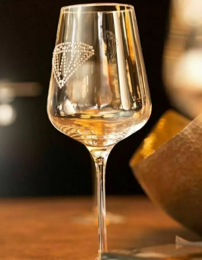 "Novoline Weinglas mit Swarovski® Kristallen – 1x Diamond, spülmaschinenfest, ideal für Hotels & Büros, personalisierbar ab 50 Gläsern" "Novoline Weinglas mit Swarovski® Kristallen – 1x Diamond, spülmaschinenfest, ideal für Hotels & Büros, personalisierbar ab 50 Gläsern"